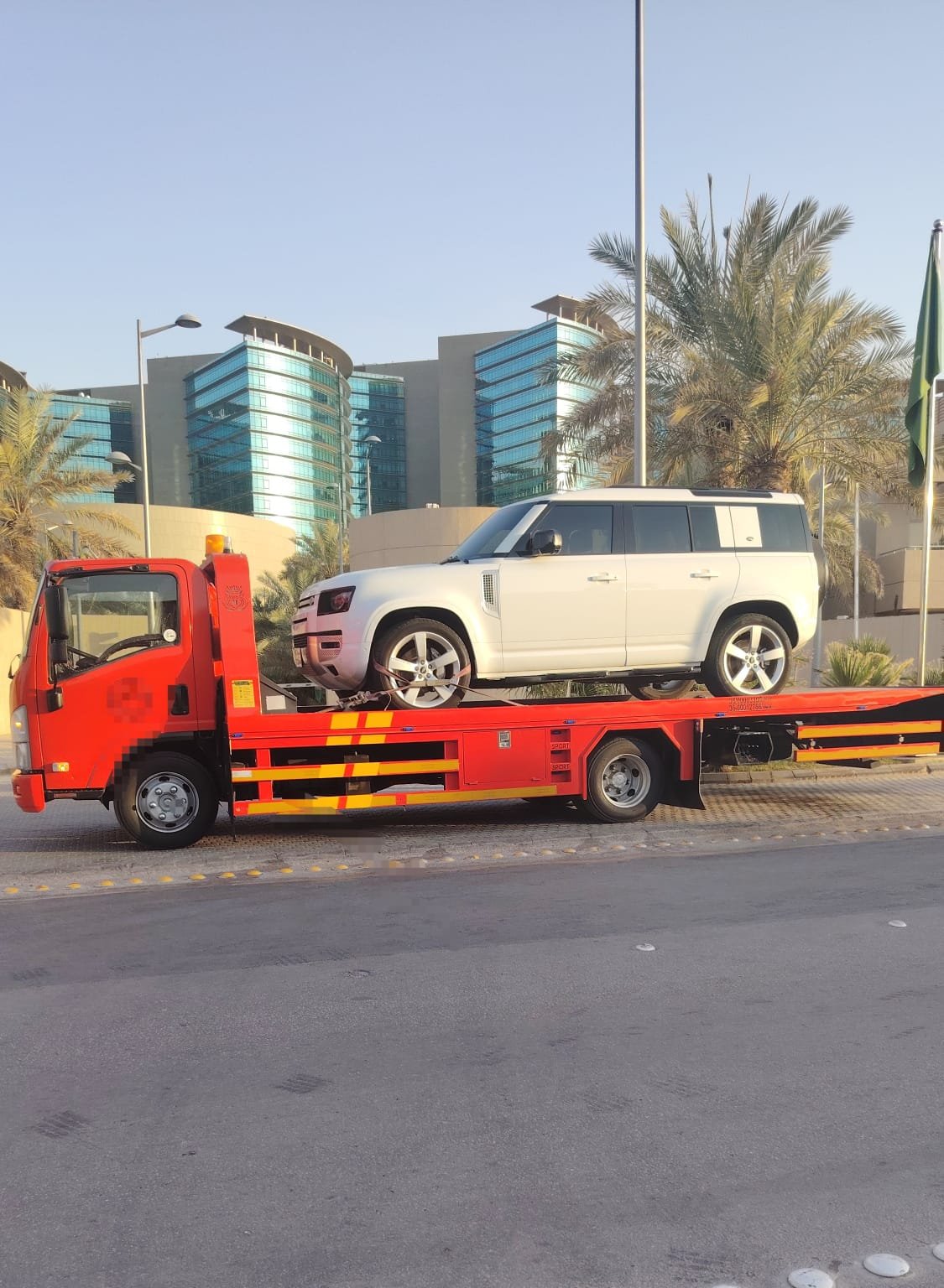 سطحة هيدروليكية لنقل سيارة على الطريق